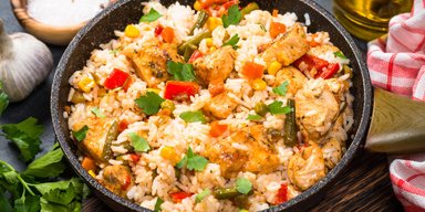 Легкое и питательное блюдо: рецепт риса с овощами и курицей