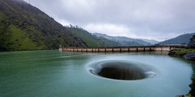 Пробудження безодні: гігантська діра в центрі озера пожвавилася після 5-річного затишшя (відео)