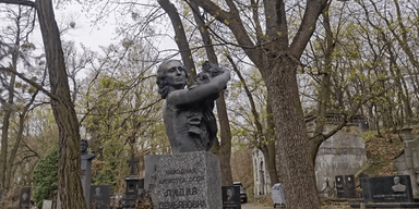 Їх обожнювали мільйони, а тепер забули: блогер показав занедбані могили відомих українців (фото)