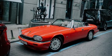 Зірка епохи диско: у Києві помітили раритетний спортивний Jaguar (фото)
