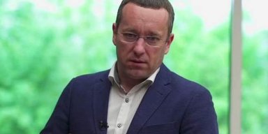 "Слуга народа" на заседании Рады рассматривал в телефоне фото голой девушки