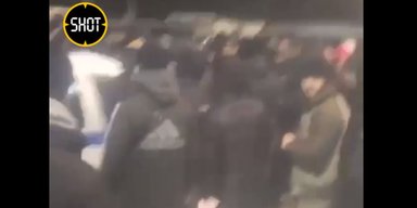 Отбивали водителя с эпилепсией: в Москве 80 мигрантов атаковали двоих правоохранителей (видео)