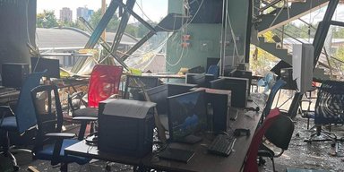 Россия атаковала офисы двух украинских телеканалов в Киеве: есть пострадавшие (видео)