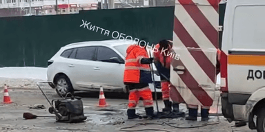 "Дно пробито": на Оболони затеяли ямочный ремонт дороги в -6°С (видео)