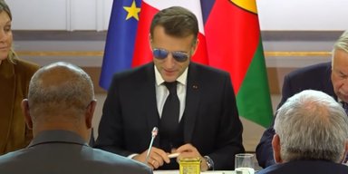"Доведеться змиритися": Макрон прийшов на роботу в сонцезахисних окулярах (відео)