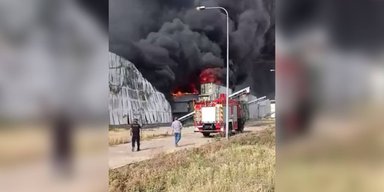 КАБы РФ разрушили одну из крупнейших птицефабрик Европы: вспыхнул масштабный пожар (видео)