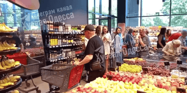 "Проїжджай": одесит насмішив соцмережі, не поділивши дорогу з власним відображенням (відео)