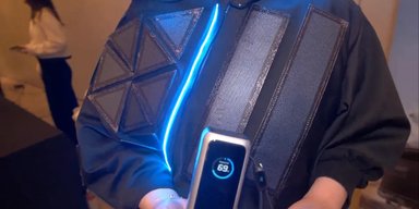 Заряжает телефон на ходу: Anker представила куртку с солнечными панелями (видео)