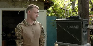Спасают от дронов и арты: как школьник собирает мощные зарядные станции для ВСУ (видео)