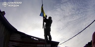 "Мы рядом": пограничники установили украинский флаг в "серой зоне" на Харьковщине (видео)