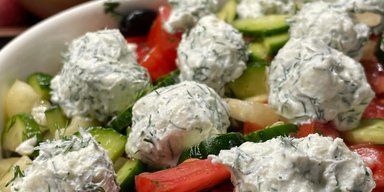 Как греческий, но вкуснее: рецепт овощного салата с сырными шариками