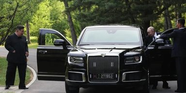 Путин подарил Ким Чен Ыну сервиз и покатал на подаренном лимузине