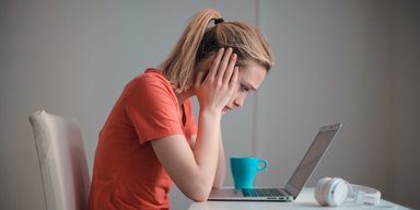 "Семья важнее": слова босса, оставившего девушку после работы, шокировали сотрудницу