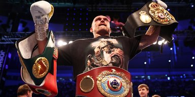 Усик відмовився від чемпіонського пояса: у чому причина і кому він його подарував (відео)