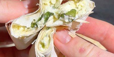 Треугольнички с фелатой: рецепт быстрого и сытного перекуса (видео)