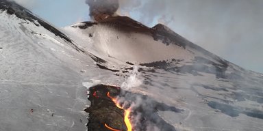 Найвищий і найактивніший вулкан у Європі випльовує лаву і попіл: вчені показали відео (відео)