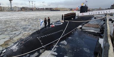 Северный флот РФ принял на вооружение новую подводную лодку проекта 677 "Лада" (фото)