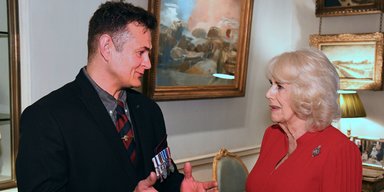 Королева Камілла вразила яскравою червоною сукнею, за якою криється таємний сенс (фото)