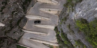 Кошмар для будь-якого водія: як виглядає найгірша зигзагоподібна дорога у світі (фото)