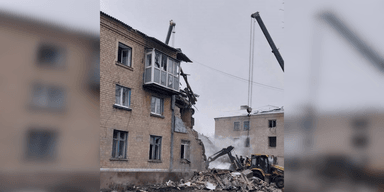РФ ударила ракетами С-300 по Покровському району: з-під завалів дістали тіло (фото, відео)