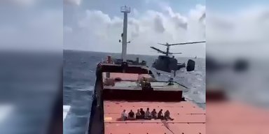 Вертолет подлетел к палубе: появились кадры воможного досмотра судна Sukru Okan (видео)