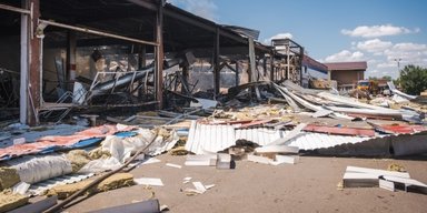 Перебував у наряді: внаслідок удару по ТЦ у Костянтинівці загинув поліцейський (фото)