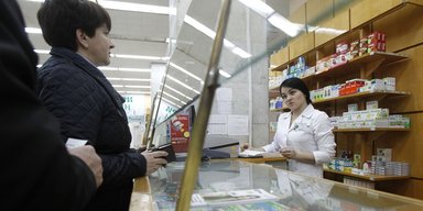 Проблемы "Дарницы" с продажами из-за высоких цен, а не "сговора" аптек, — экономист