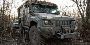 Бойцы ВСУ затрофеили бронемашину "Линза" и сделали из нее штаб на колесах (фото)