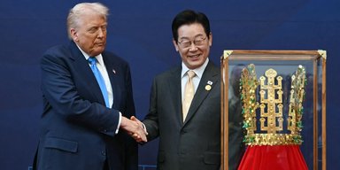 Встречали с шиком: Трампу подарили в Южной Корее золотую корону (видео)