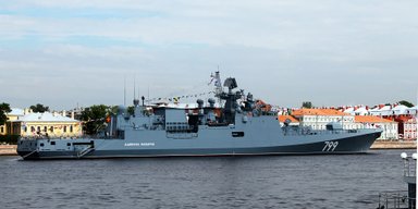 Може запускати "Калібри": ЗС РФ вивели в Чорне море фрегат, незважаючи на шторм (фото)