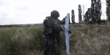 "Готували теракт": росіяни показали український дрон, що впав під Василівкою (відео)