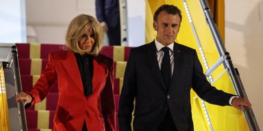 Пощечина от жены? Макрон оказался в пикантной ситуации после прибытия во Вьетнам (видео)