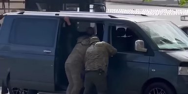 Вимагали передати їм: у Рівному автомобілі "притисли" машину ТЦК, у якій перевозили військовозобов'язаного
