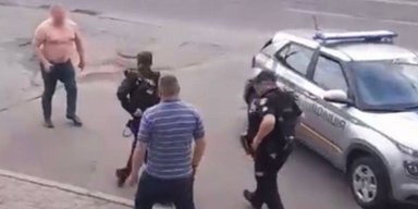 Ударив в обличчя і заліз на капот: у Києві чоловік влаштував бійку з поліцейськими (фото, відео)