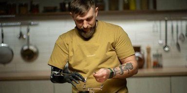 "Дрон спас мою жизнь": ветеран с "умным" протезом собирает БПЛА для ВСУ (фото)