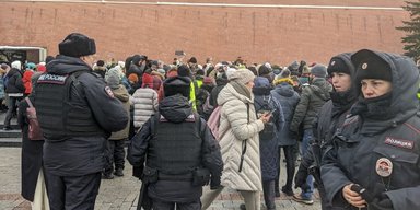 Акція дружин мобілізованих біля стін Кремля закінчилася автозаком: кого затримали (фото, відео)