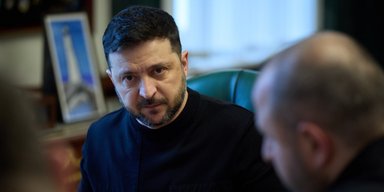 Проведут парад и возобновят атаки: Зеленский не получал предложений по перемирию на 9 мая
