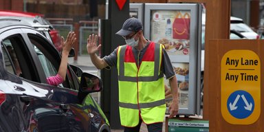 Первым делом — рестораны. Британцам будут доплачивать за посещение  McDonald's