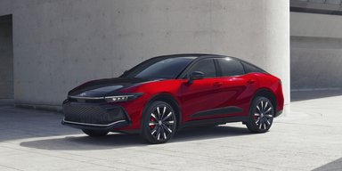 Полный привод и гибридные установки: Toyota обновила оригинальный седан-кроссовер (фото)