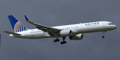 У США літак під час зльоту втратив колесо, яке впало на парковку (фото, відео)