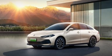 Понад 2200 км: електрифікований китайський седан встановив новий рекорд запасу ходу (фото)