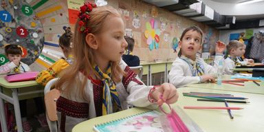 Лишь половина украинских детей за рубежом посещает школу: в УВКБ ООН назвали основные причины
