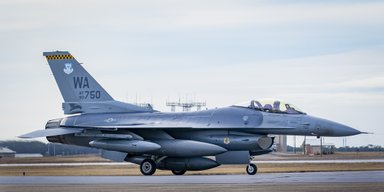 США переделают три самолета F-16 в автономные дроны: будут воевать в стае беспилотников