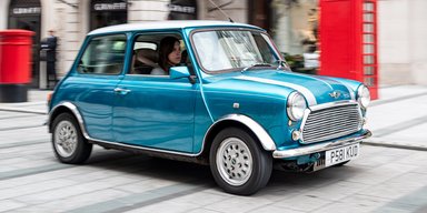 Прикольный снаружи, электрический внутри. Старый Mini переделан на новый лад