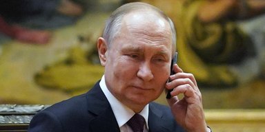 Для забезпечення соціальних гарантій: Путін підняв зарплати собі, Медведєву і депутатам РФ