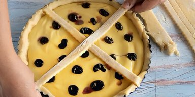 Сладкий пирог с вишней и кремом: рецепт вкуснейшего лакомства