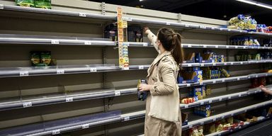 В ожидании беды: люди снова разгребают все продукты в супермаркетах (фото)