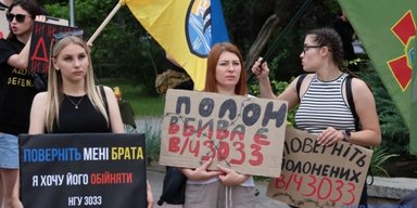 "Плен убивает": в центре Запорожья активисты требовали вернуть защитников "Азовстали" (фото)