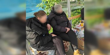 З сумками та без їжі: у Варшаві дві українки живуть на зупинці та відмовляються від допомоги (фото)
