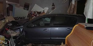 Семья проснулась и увидела чужой автомобиль в своей гостиной: что произошло (фото)